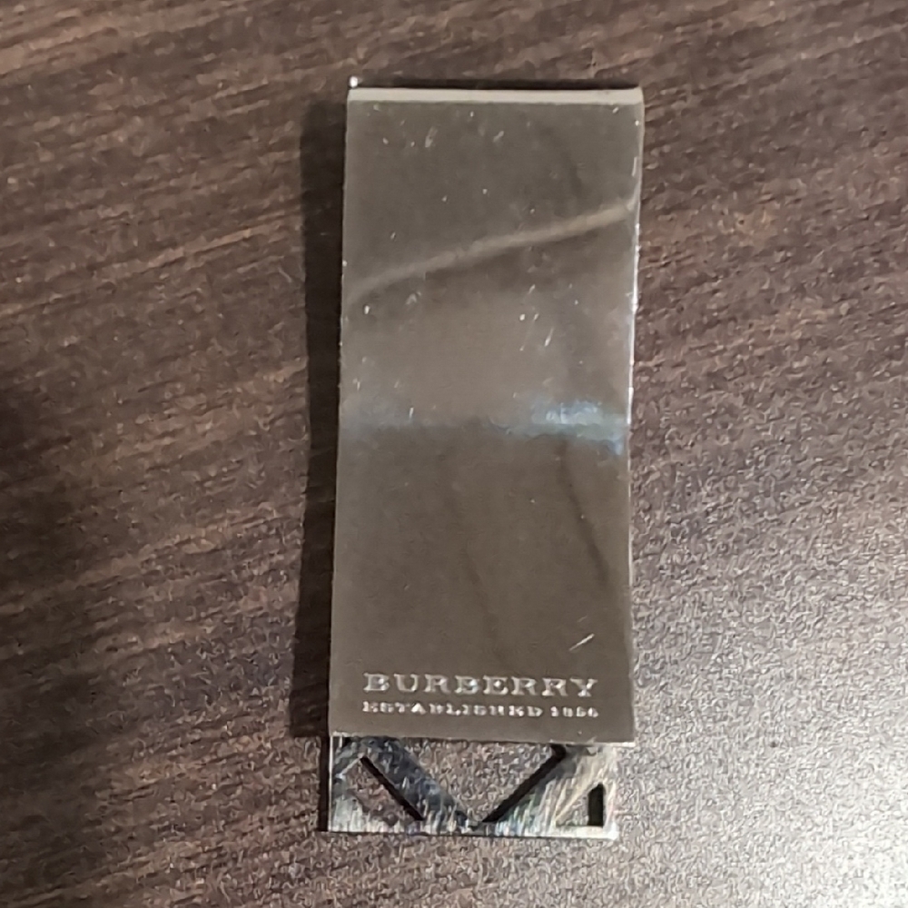 Burberry Silver Money Clip with Geometric Design - Picture 2 of 6